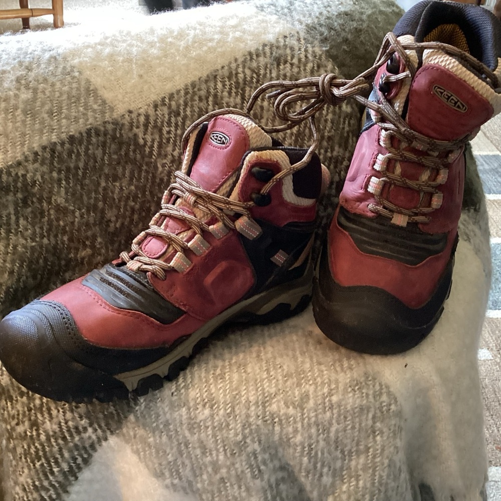 KEEN Targee Women's Waterproof Hiking Boots - Red and Black - Picture 4 of 5